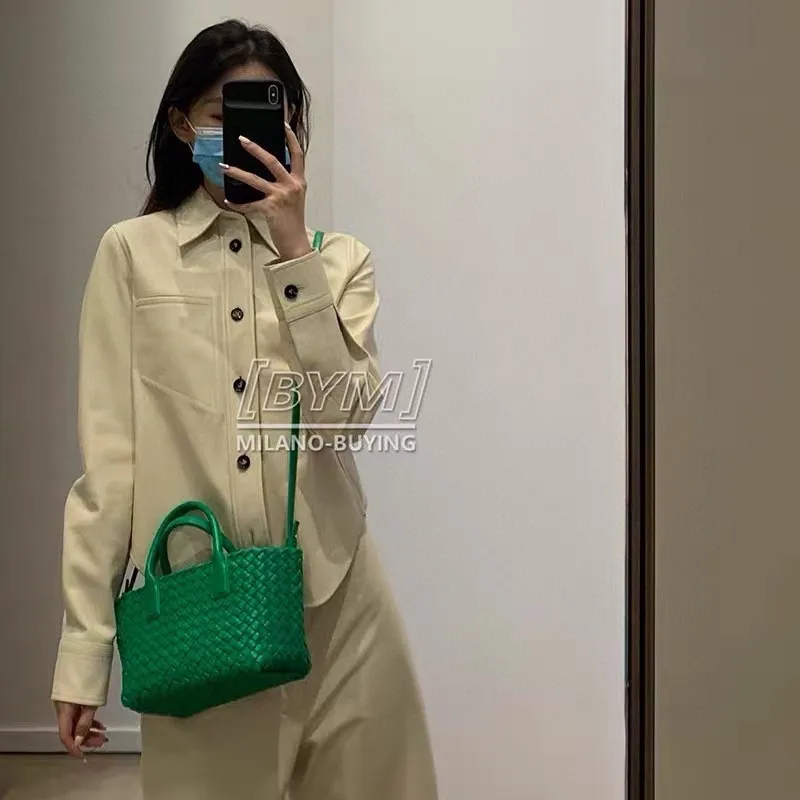 Mini and cute, even though it’s small, it can hold a tote vegetable basket—parrot green